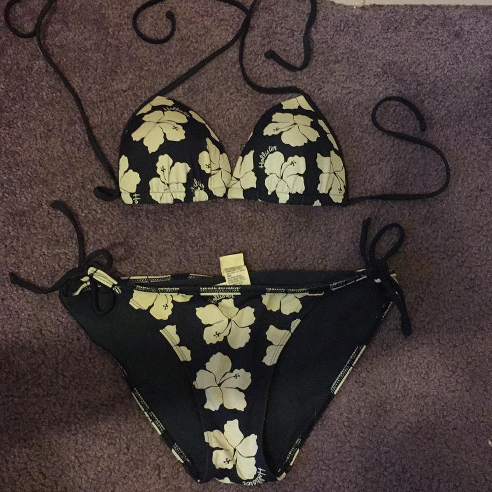 Size medium top and bottom Hollister bikini